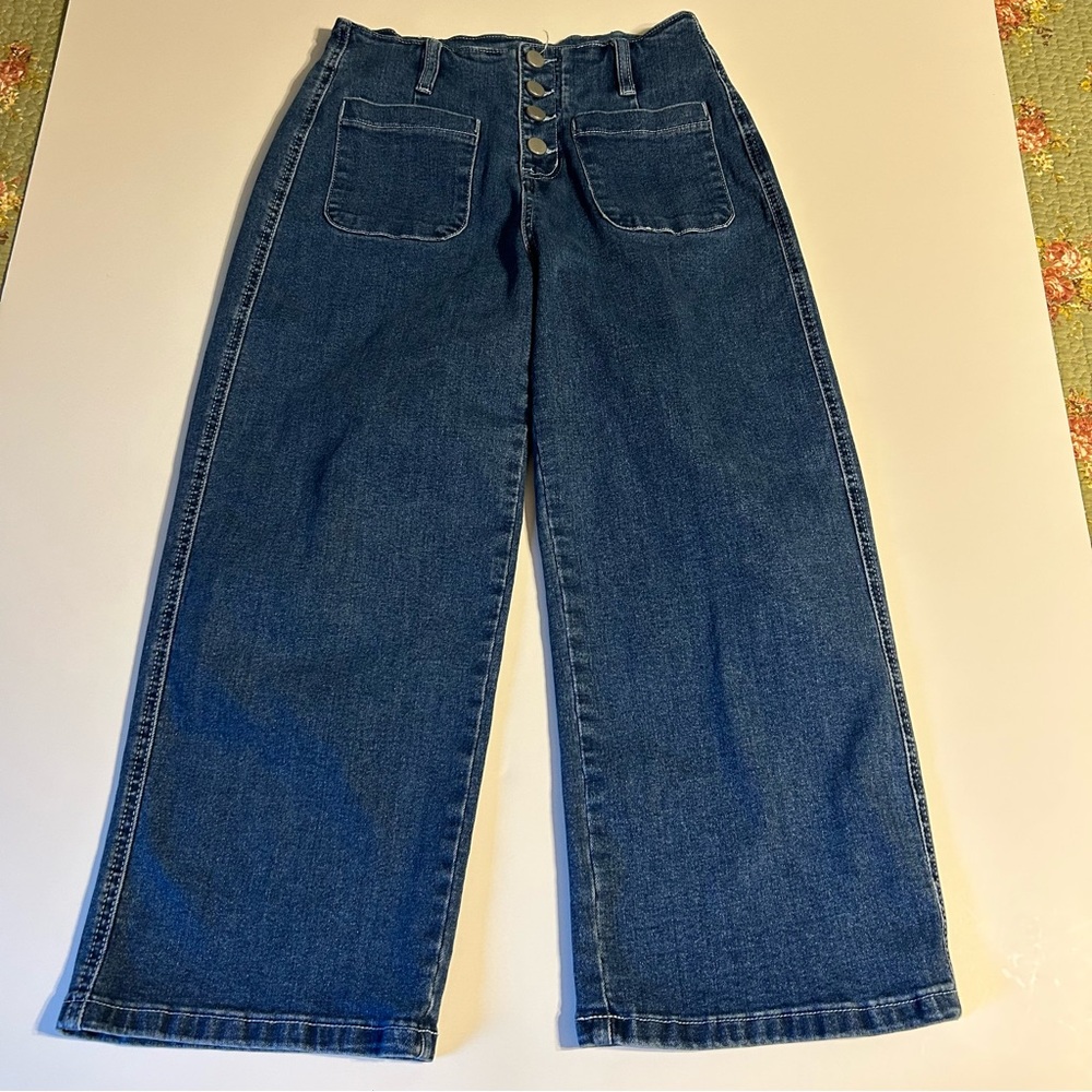 Woman's Crop Jeans Size 4
Short Cropped Button Down Wide Leg Jeans Unbranded